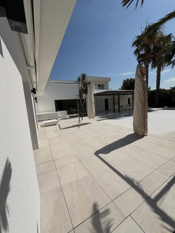 Réalisation nettoyage de margelles de piscine à Agde